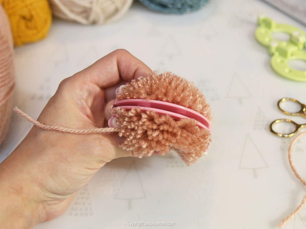 diy cadre rond pompons cerf fabrication