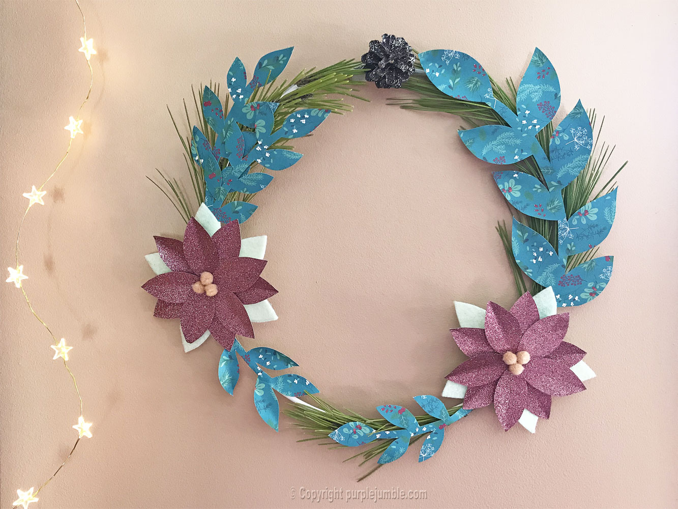 Couronne de Noël en papier DIY : ornez la porte d'entrée de façon créative