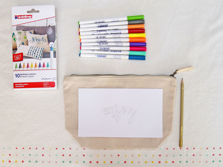 Une pochette customisée avec des feutres textile pour l'été {DIY